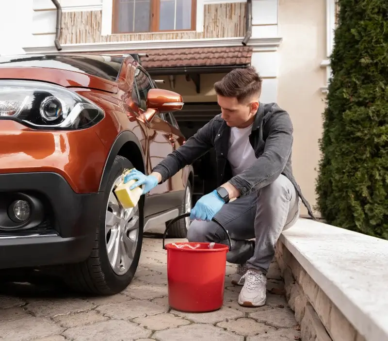 Lavage auto à domicile Noiron-sous-Gevrey : professionnel intervenant sur un véhicule